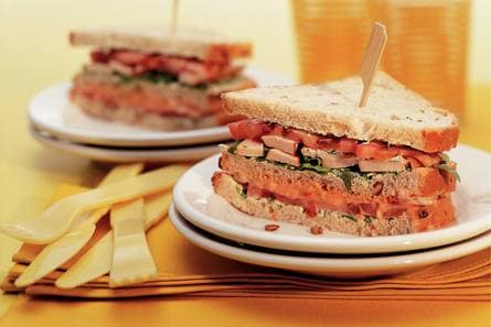 Clubsandwich met rucolacrème, garnalen en kip