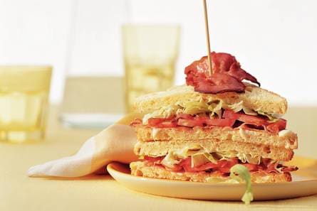 Amerikaanse BLT-sandwich met reepjes ijsbergsla