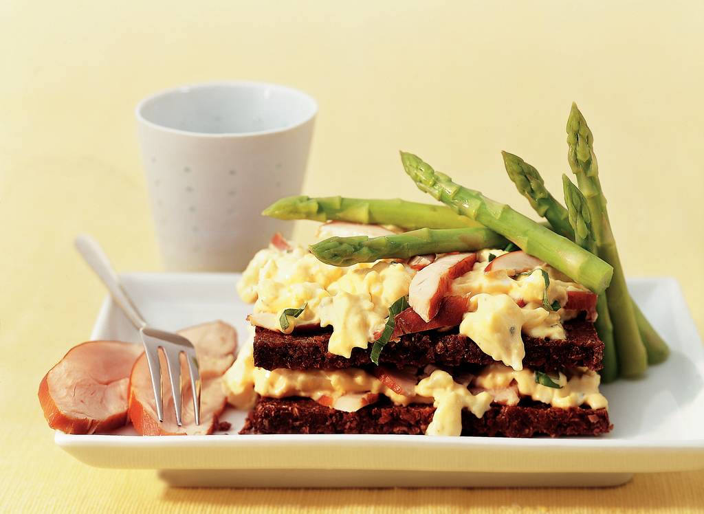 Roggebroodsandwich met eiersalade en aspergetips