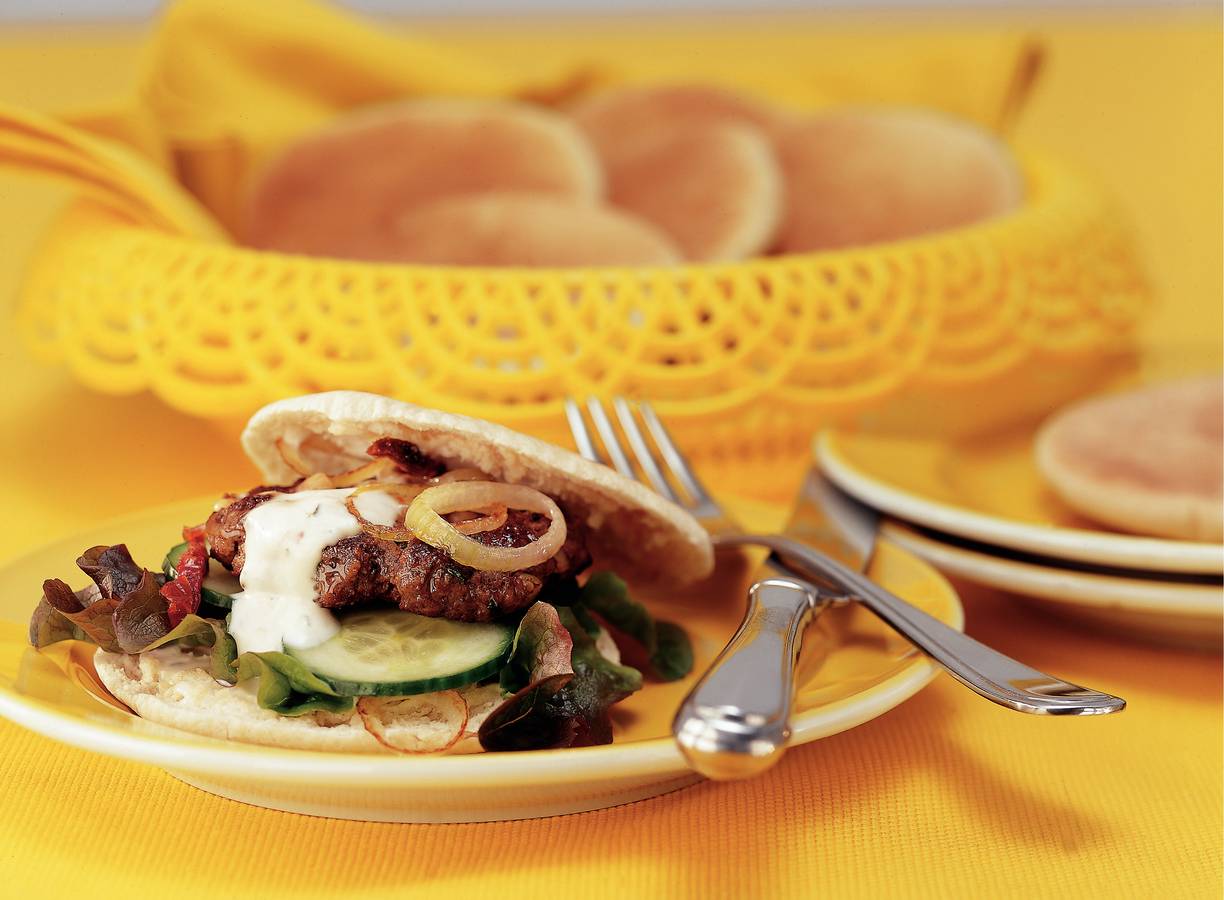 Pitasandwich met kruidige hamburger