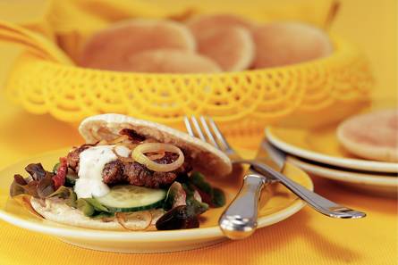 Pitasandwich met kruidige hamburger