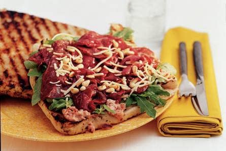 Focacciasandwich met carpaccio en tomatenmayonaise