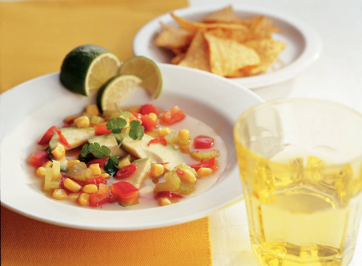 Mexicaanse groentesoep met avocado en limoen