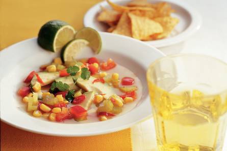 Mexicaanse groentesoep met avocado en limoen
