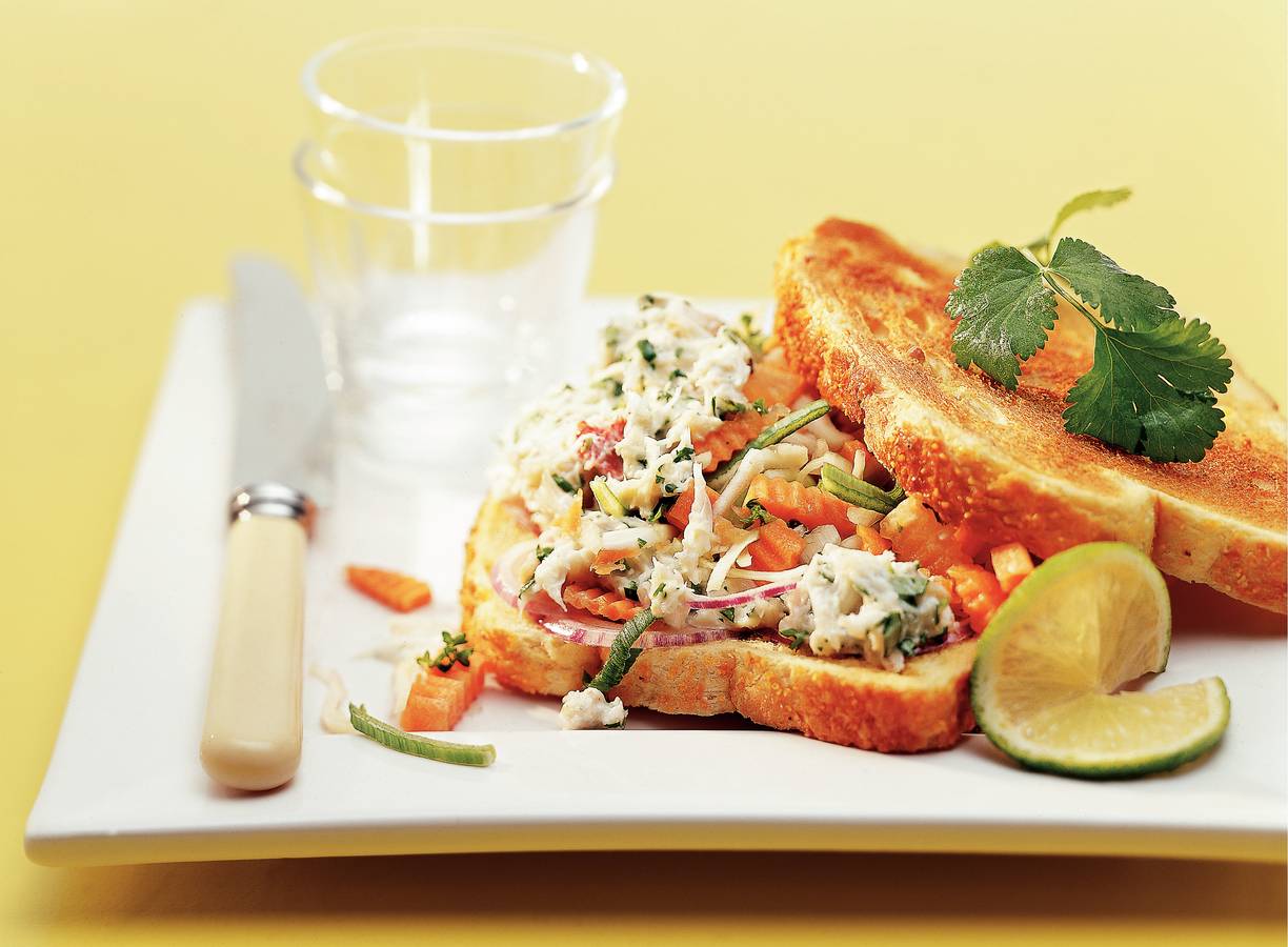 Oosterse sandwich met krabsalade