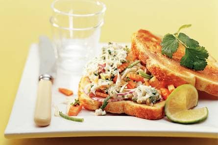 Oosterse sandwich met krabsalade