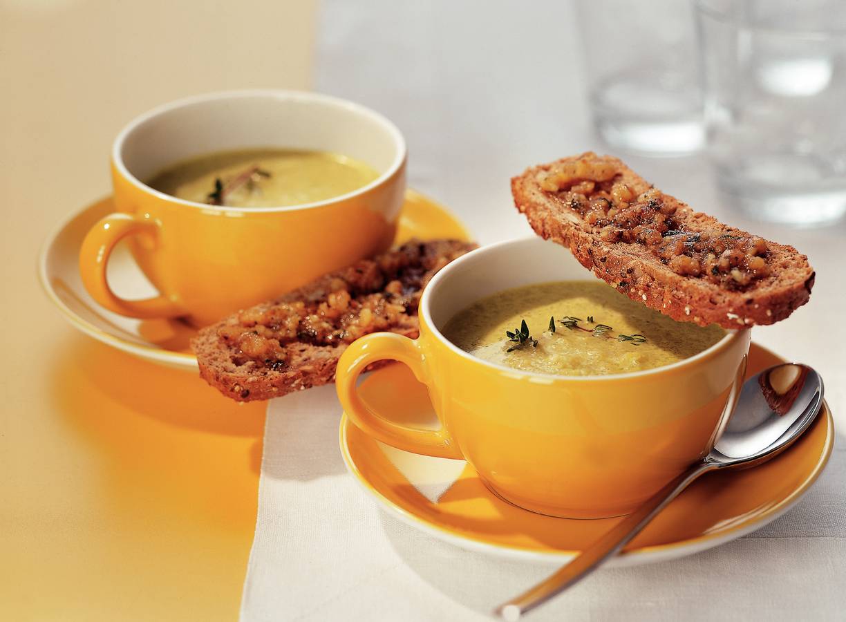 Bleekselderij-kaassoep met walnotencrostini