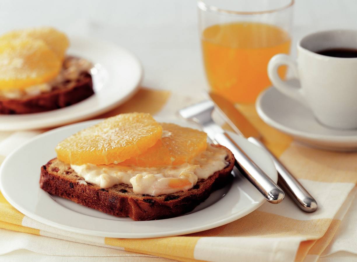 Rozijnenbroodsandwich met sinaasappelricotta