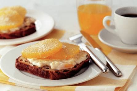 Rozijnenbroodsandwich met sinaasappelricotta