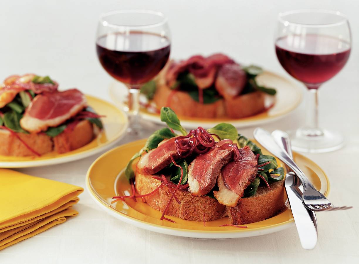 Open sandwich met eendenborst en rode-uienmarmelade