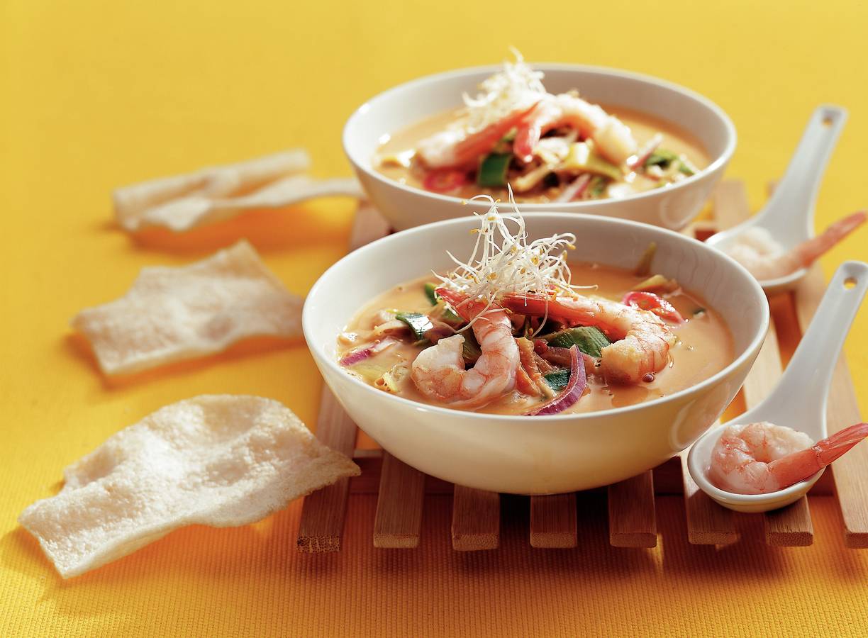 Pindasoep met alfalfa en garnalen