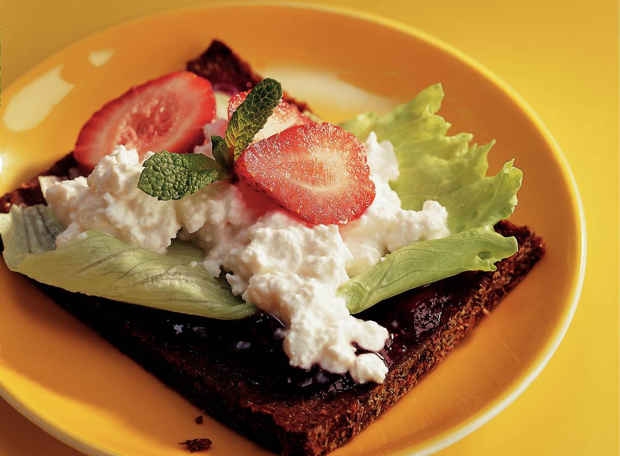 Roggebroodsandwich met aardbeien