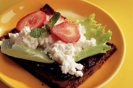 Roggebroodsandwich met aardbeien