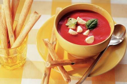 Koude zuppa caprese met mozzarella