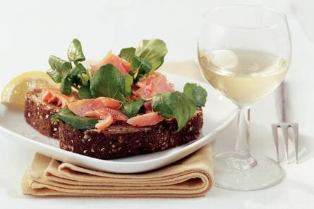 Gro­ve sand­wich met zalm en wa­ter­kers