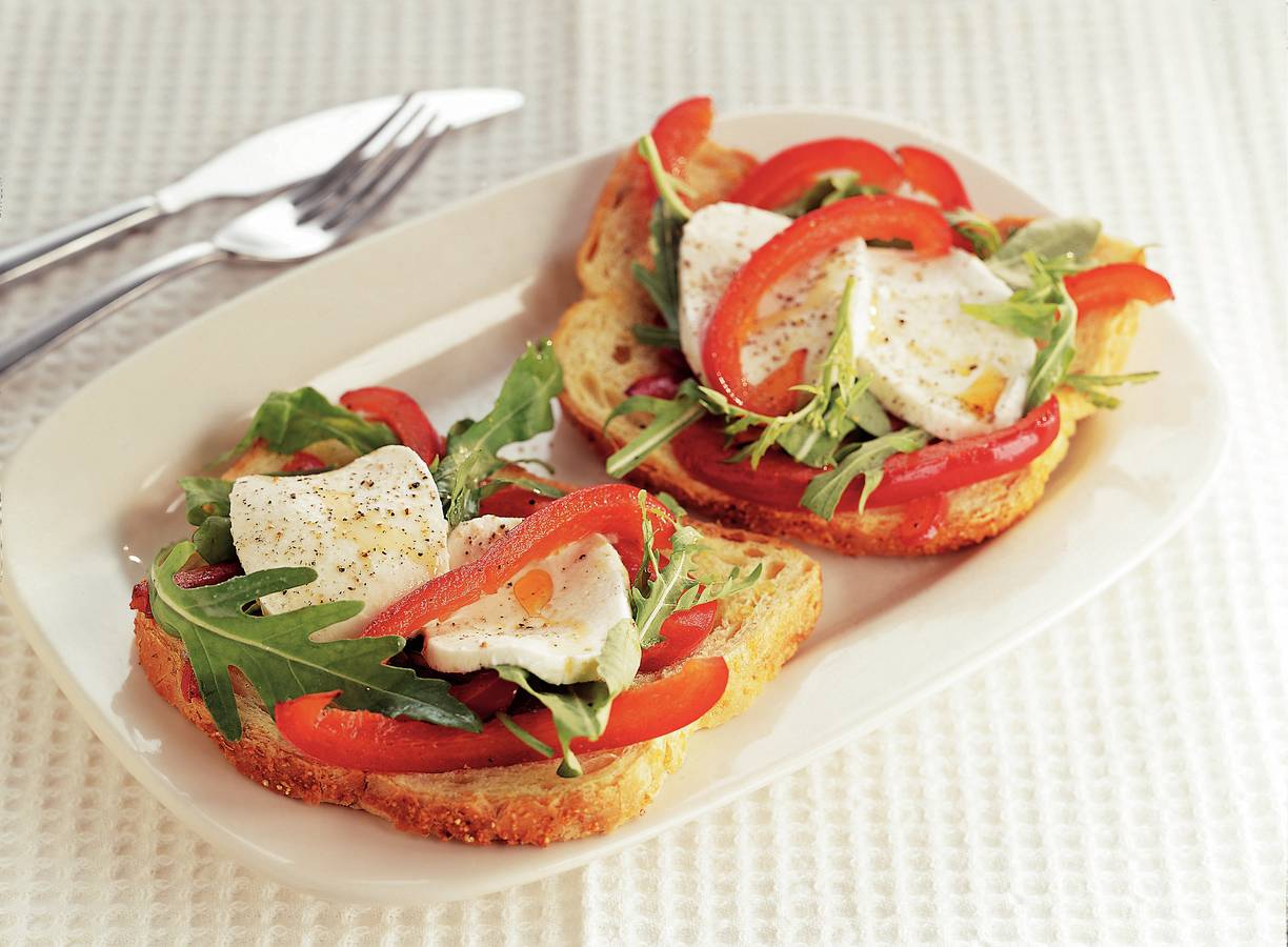 Open sandwich met mozzarella en rode paprika
