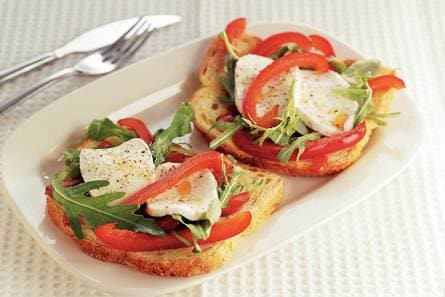 Open sandwich met mozzarella en rode paprika