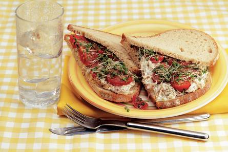 Zuurdesemsandwich met makreelsalade