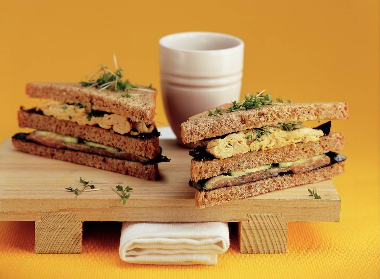 Nori-clubsandwich met zalm en roerei