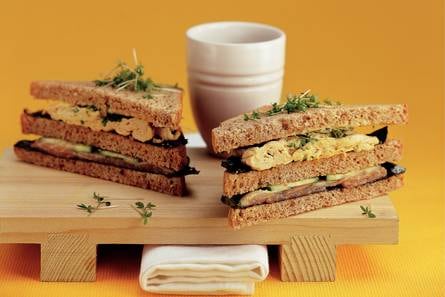 Nori-clubsandwich met zalm en roerei
