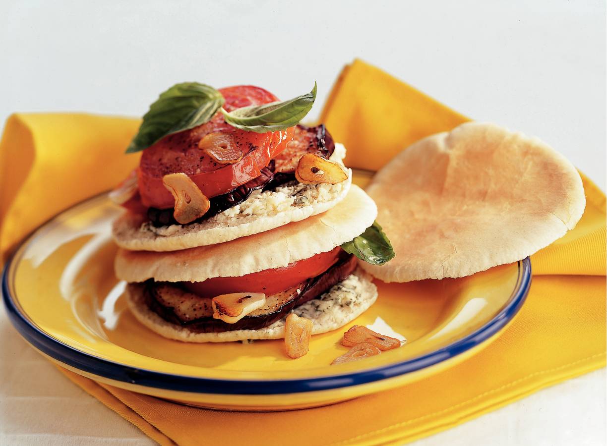 Pitasandwich met aubergine en blauwaderkaas