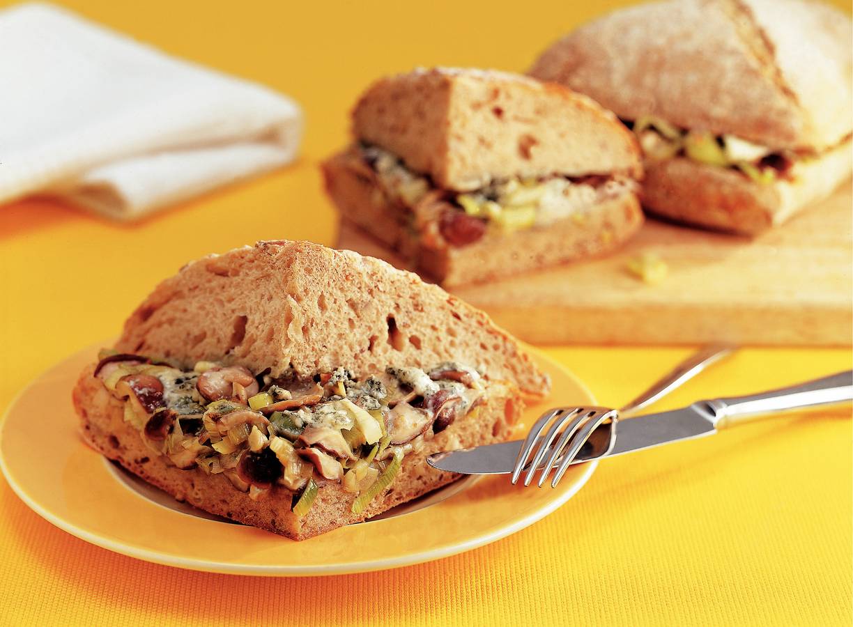 Warme sandwich met paddestoelen