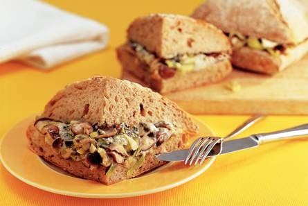 Warme sandwich met paddestoelen