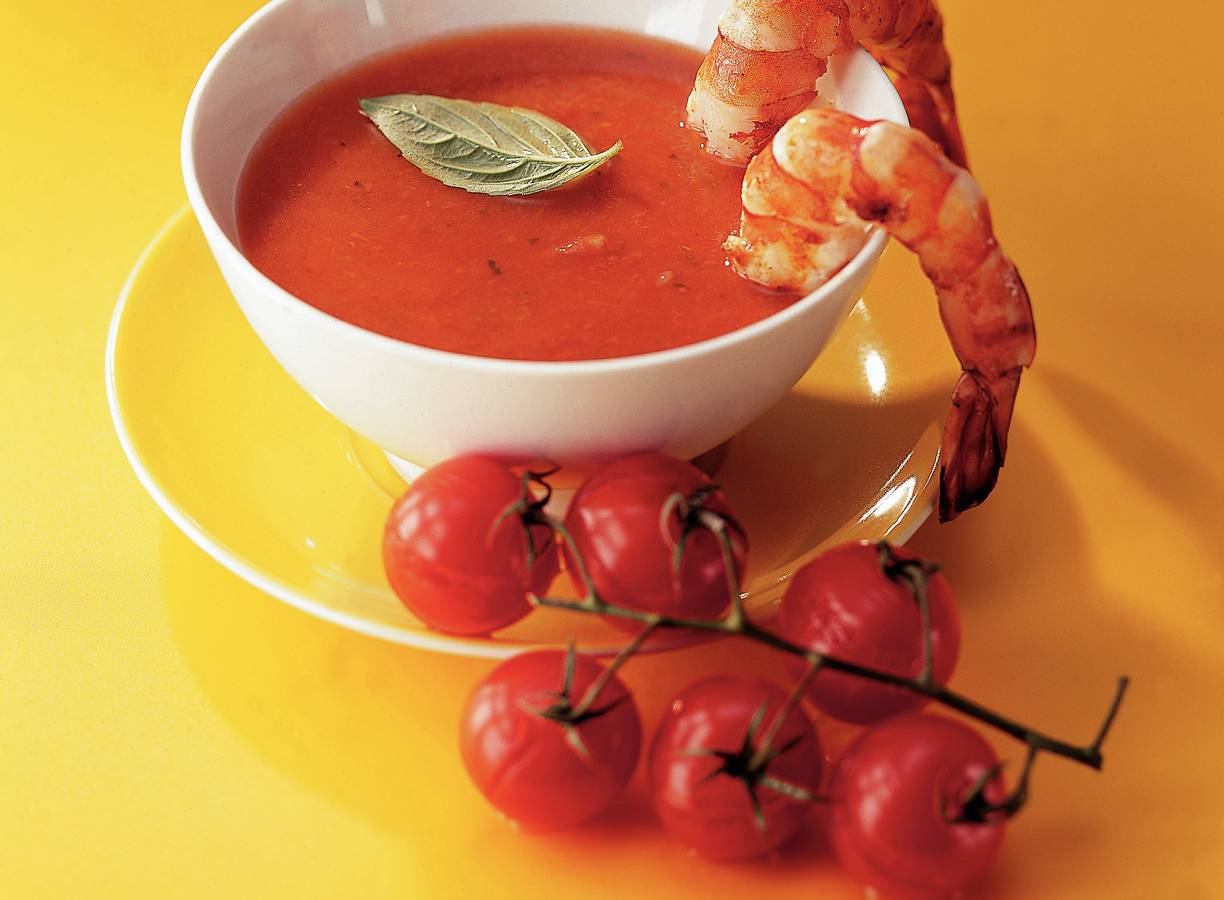Tomatensoep met garnalen en geroosterde trostomaatjes