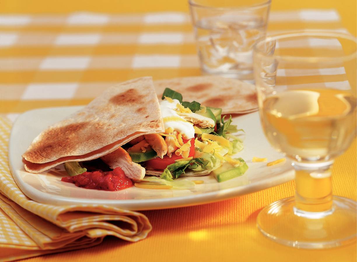 Tortillasandwich met kip en avocado