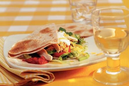 Tortillasandwich met kip en avocado