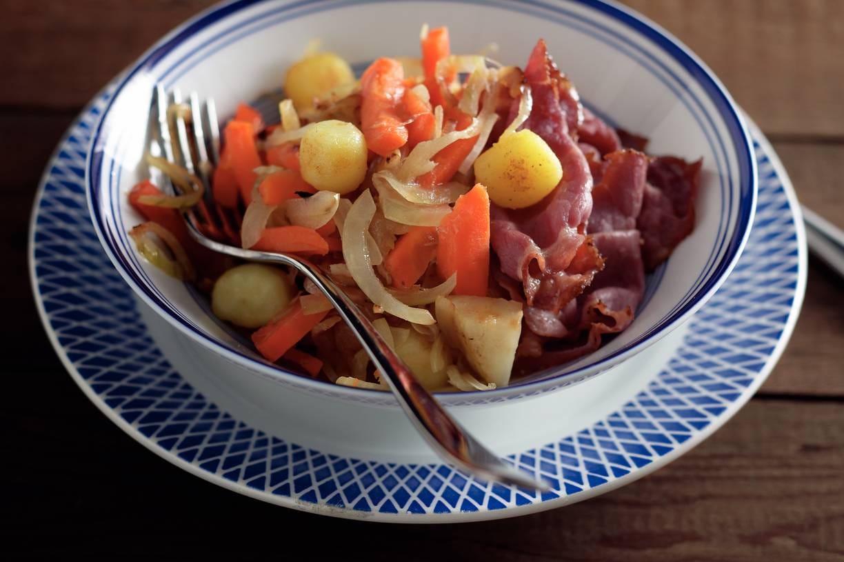 Roerbakhutspot met knolselderij en pastrami