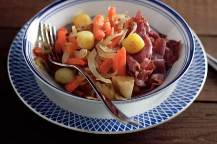 Roerbakhutspot met knolselderij en pastrami