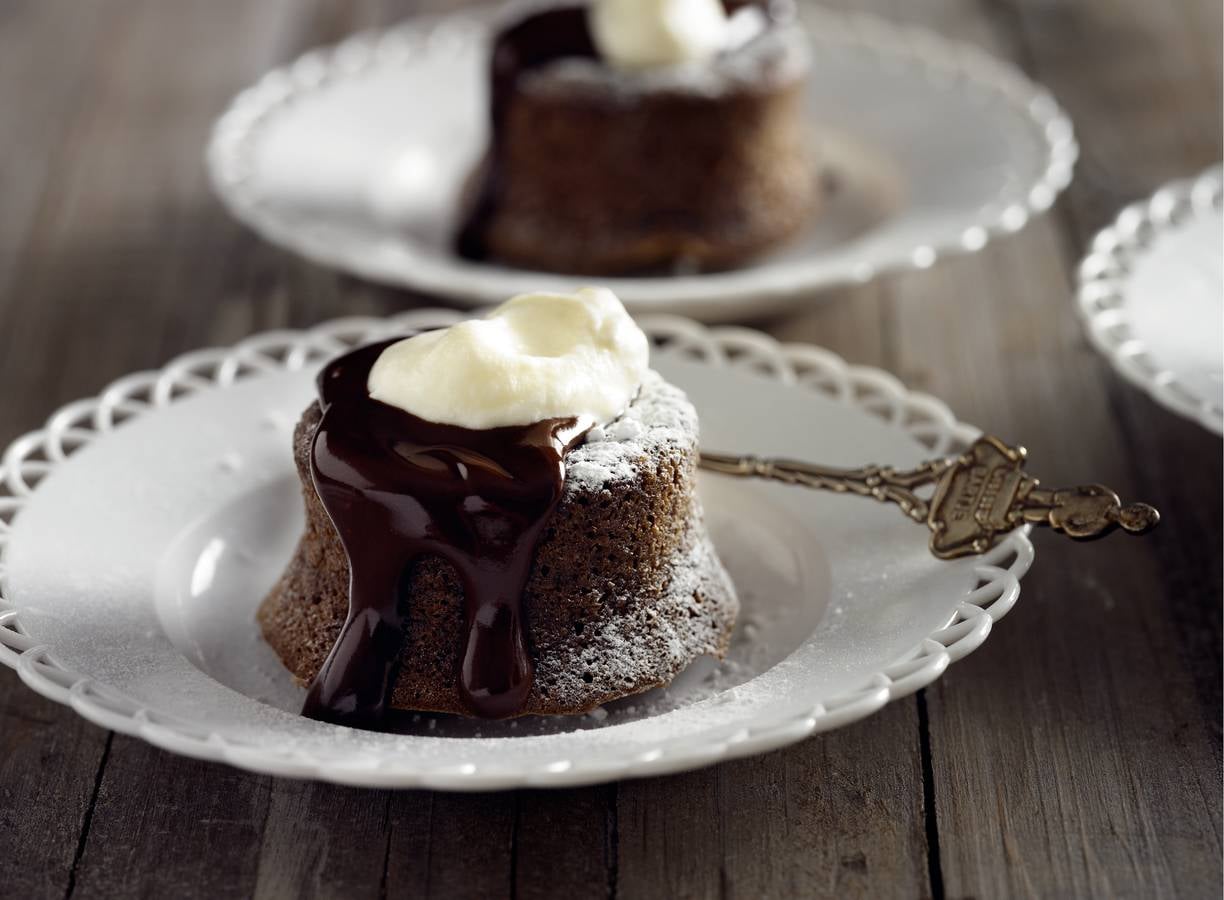 Chocoladecakejes met warme chocoladesaus
