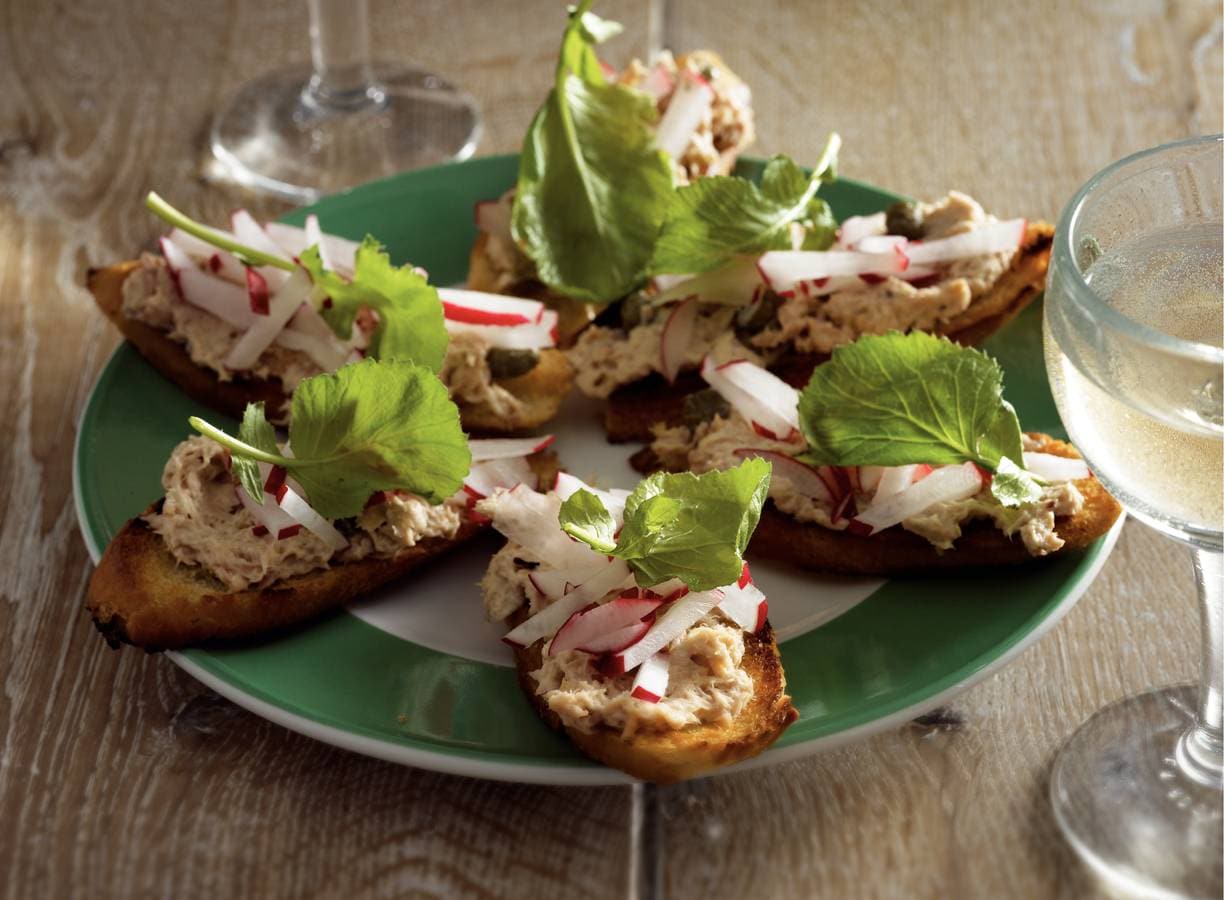 Crostini met tonijn en radijs