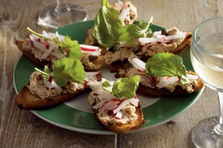 Crostini met tonijn en radijs