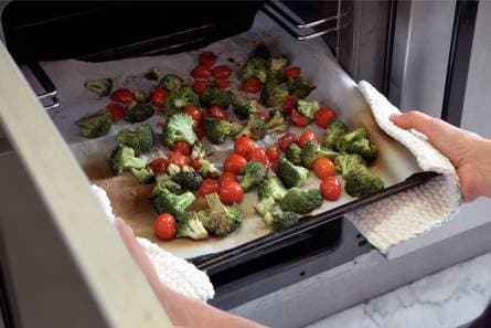 Gegrilde broccoli met tomaatjes en balsamico
