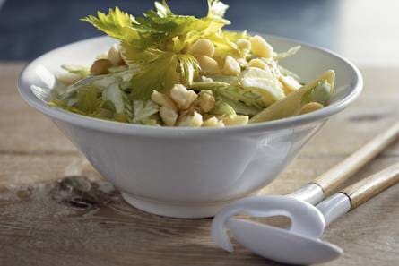 Salade van bleekselderij, appel en macadamianoten