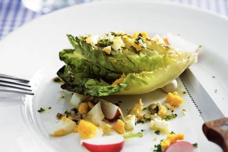 Gegrilde gemsla met eivinaigrette
