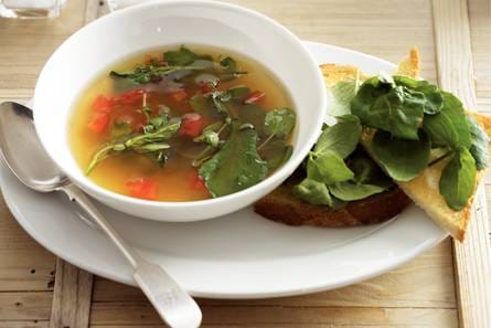 Heldere bouillon met tomaat en waterkerstoast