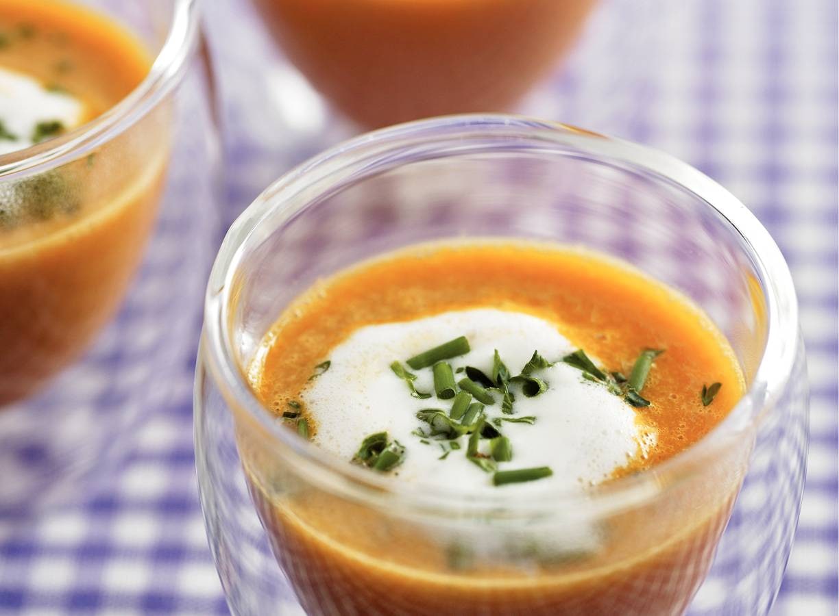 Tomatencappuccino met voorjaarskruiden