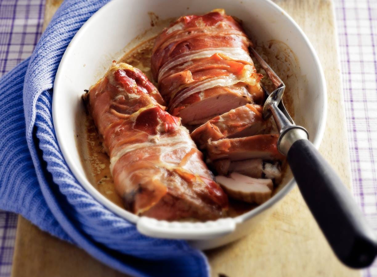 Minirollade van varkenshaas met olijven en serranoham