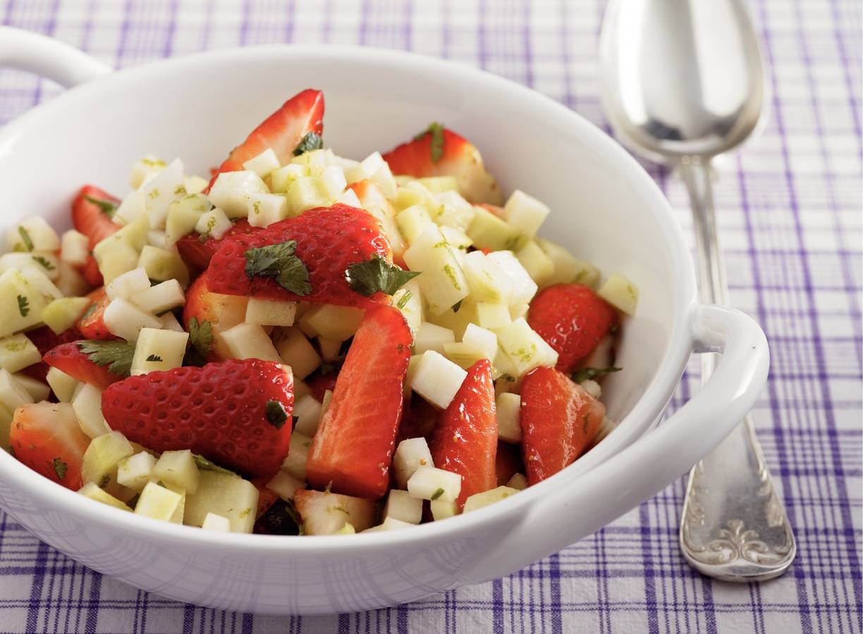 Salade van koolrabi met aardbeien en koriander