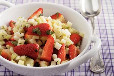 Salade van koolrabi met aardbeien en koriander