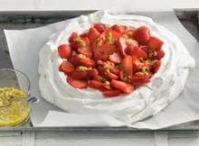 Pavlova is ook lekker met schijfjes mango, sinaasappel of frambozen. 