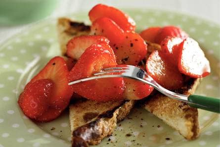 Rozijnenbruschetta met Italiaanse aardbeien
