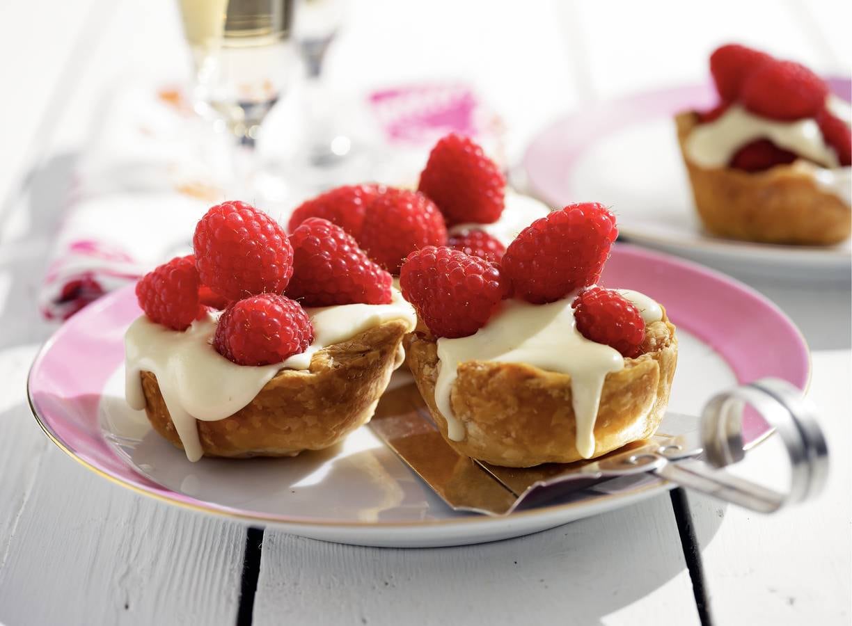 Witte chocoladetaartjes met frambozen