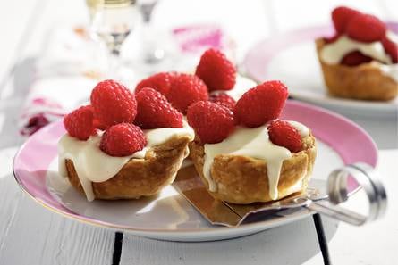 Witte chocoladetaartjes met frambozen