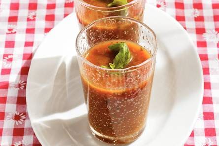 Gekoelde tomatensoep met basilicum