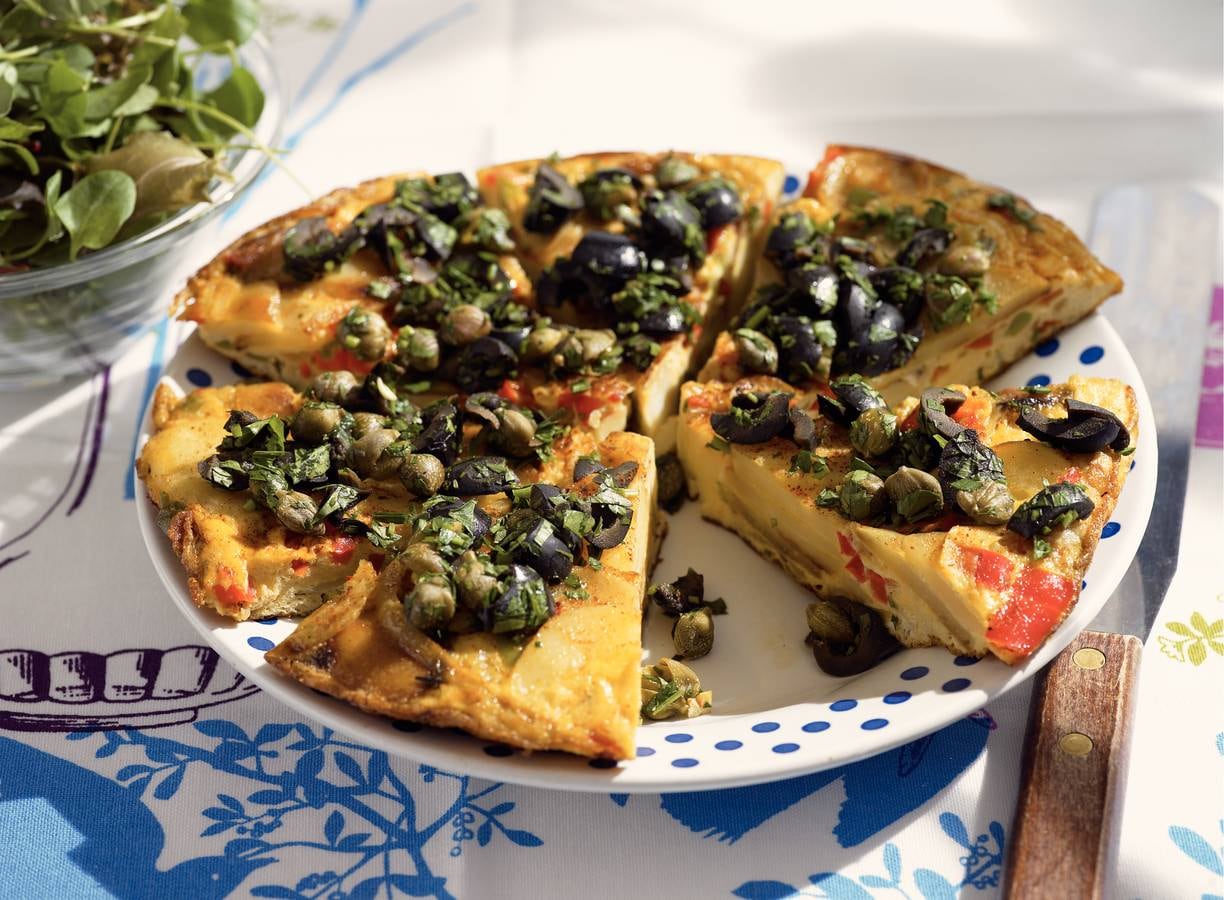 Tortilla met paprika, olijven en kappertjes