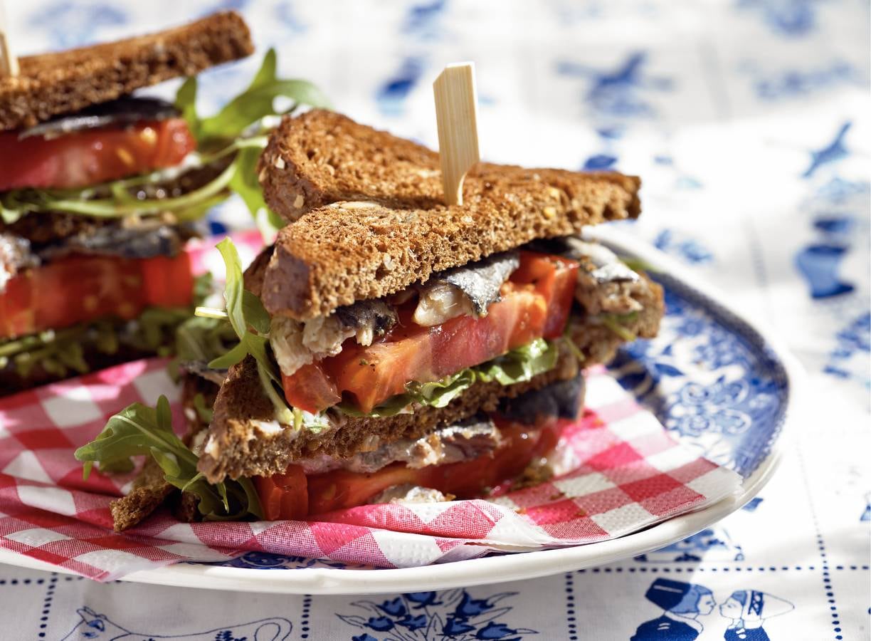 Clubsandwich met tomaat en sardines